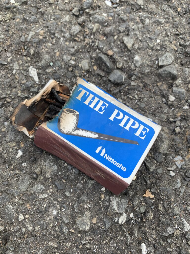 焼け焦げたTHE PIPEのマッチ箱