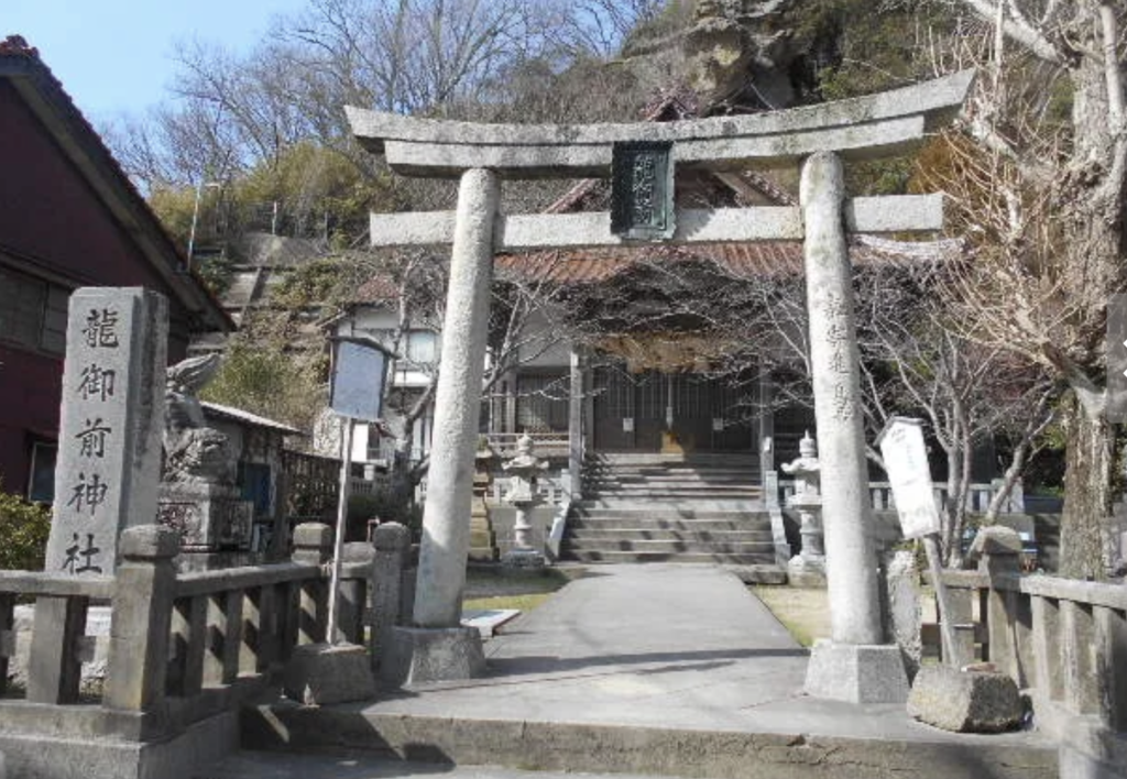 島根県大田市温泉津町にある龍御前神社の鳥居と社殿