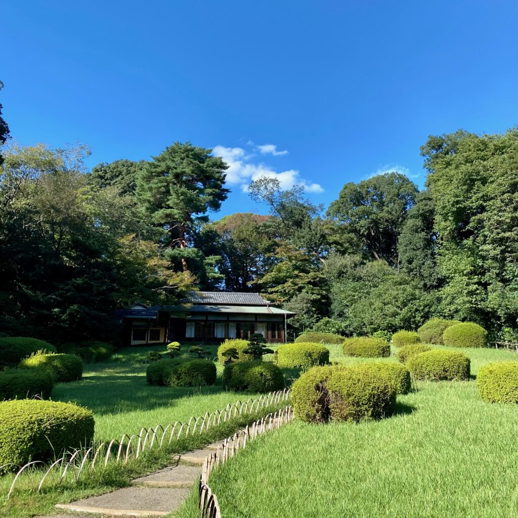 明治神宮御苑の庭園と隔雲亭