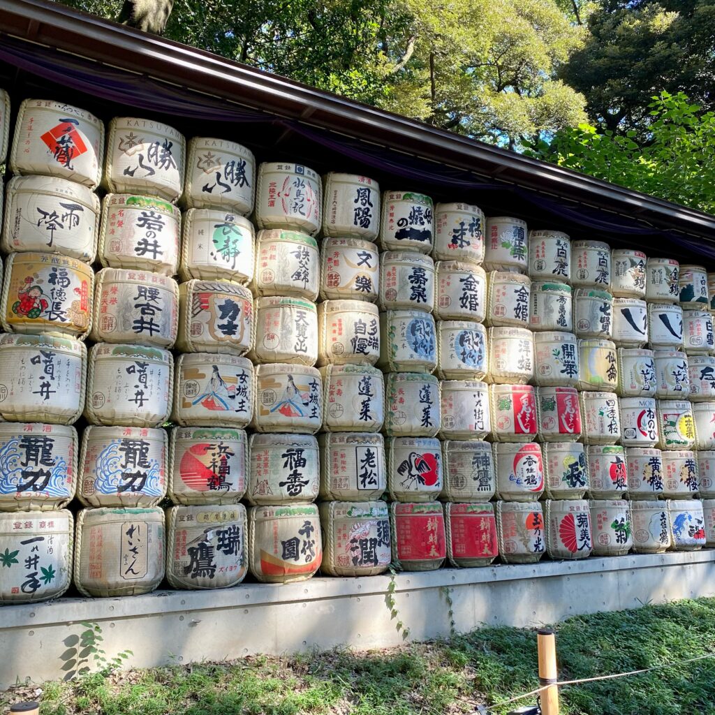 明治神宮参道に並ぶ日本酒の菰樽