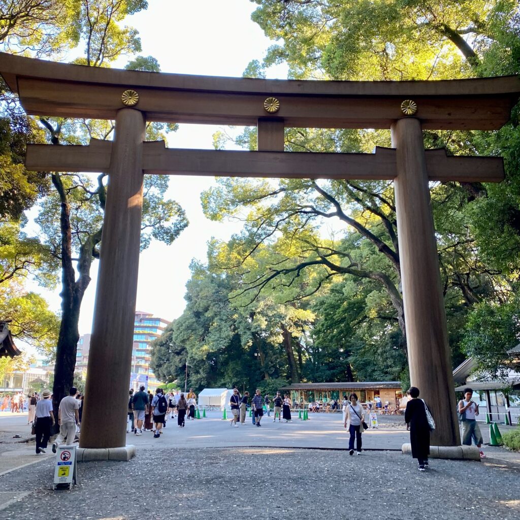 境内側から見た明治神宮原宿口の鳥居