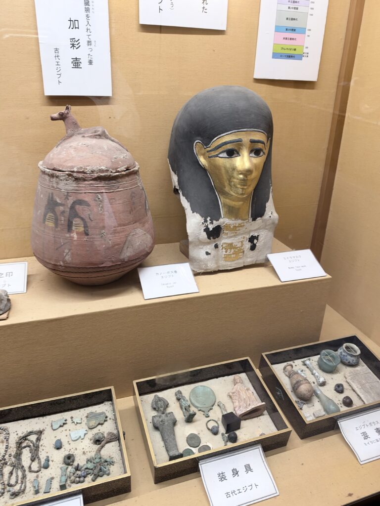 北方文化博物館に展示された古代エジプトのカノーポス壺と金色のミイラマスク