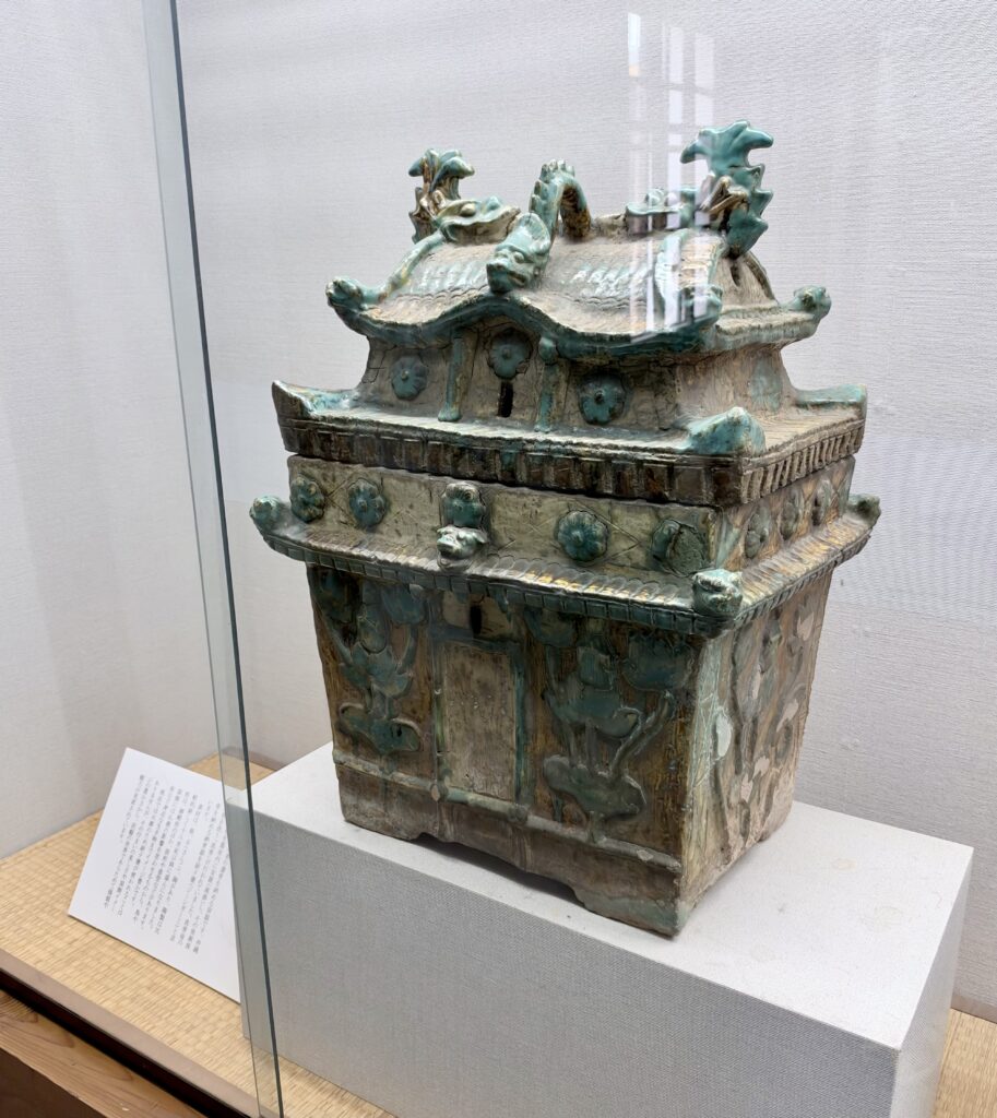 緑色の釉薬を施した楼閣形の古代中国陶製明器