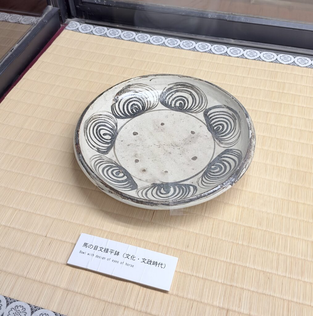 北方文化博物館に展示された文化・文政時代の馬の目文様平鉢