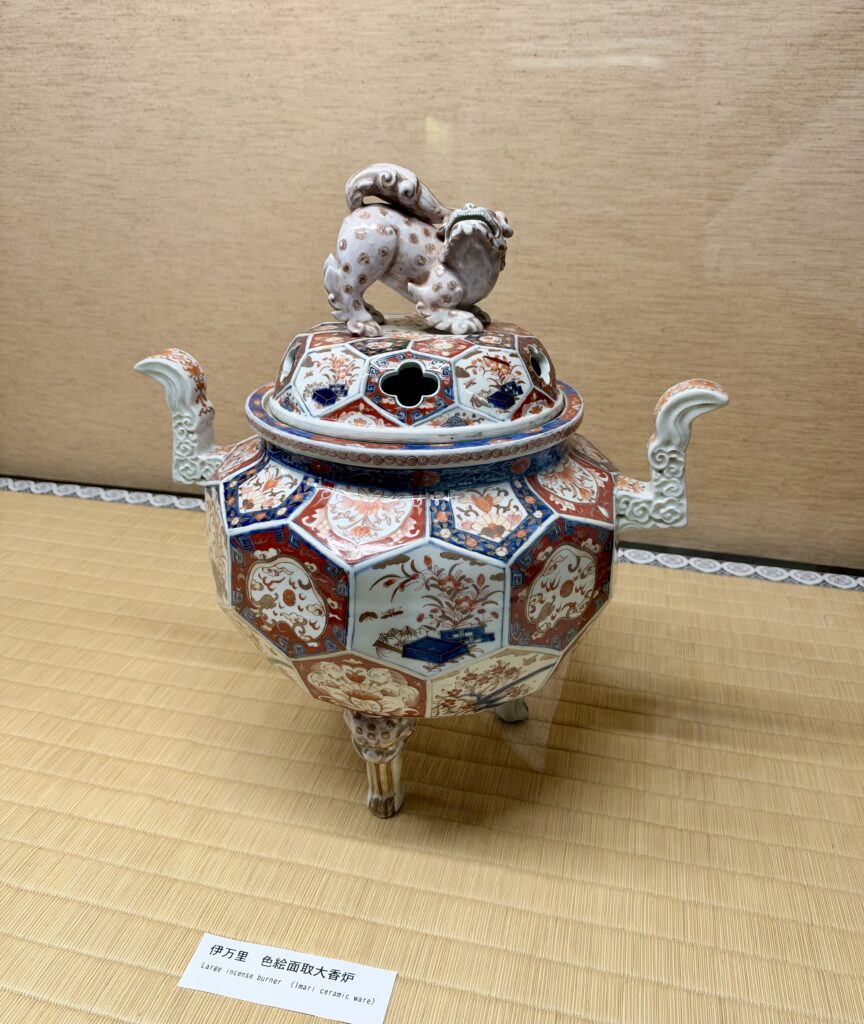 獅子形のつまみと赤絵・染付の文様を持つ伊万里の大型香炉
