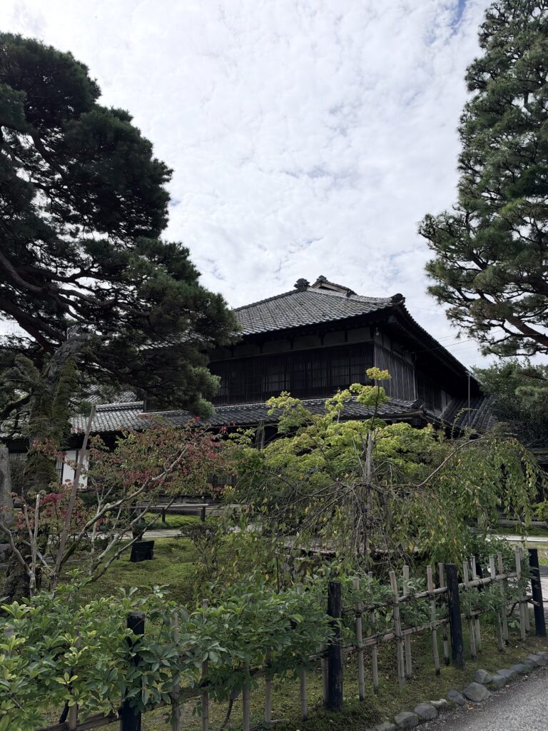 松や庭木に囲まれた北方文化博物館の伊藤家旧邸主屋