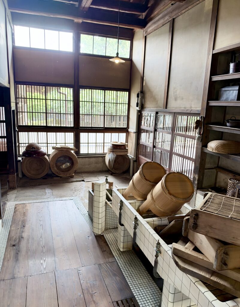 北方文化博物館の旧伊藤家台所に残る木桶とタイル張りの水仕事場