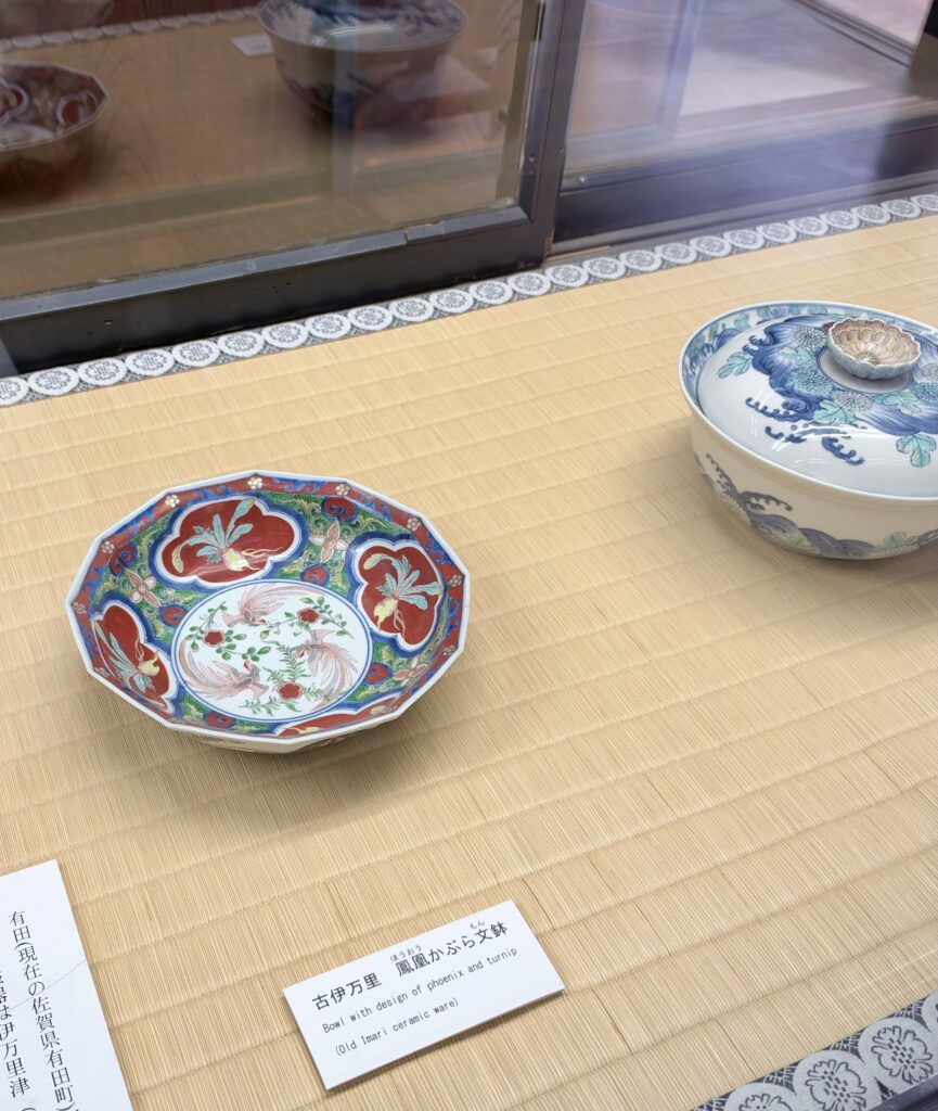 北方文化博物館に展示された赤絵と青絵の古伊万里鳳凰かぶら文鉢