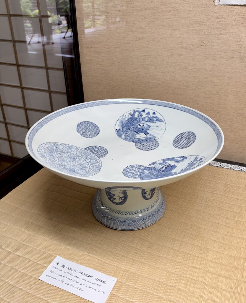 染付の山水文や幾何学文が描かれた脚付きの伊万里大盃