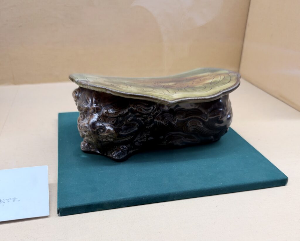黒褐色の獅子と雲文を立体的に表した陶製の枕