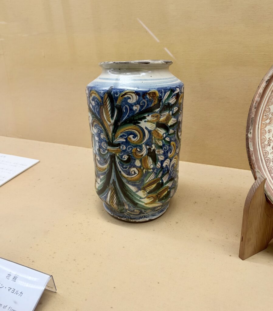 青や緑、黄で植物文様が描かれたマヨルカ陶器の花瓶