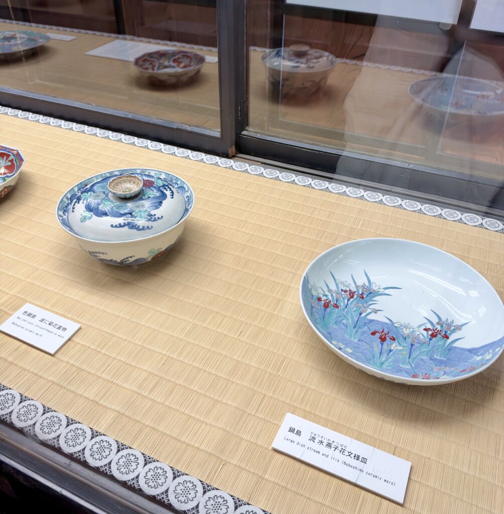 流水と菖蒲を色絵で描いた北方文化博物館展示の鍋島焼大皿