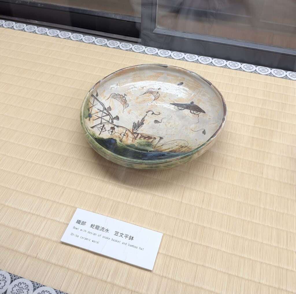 蛇籠や流水、笠の意匠を描いた織部焼の平鉢