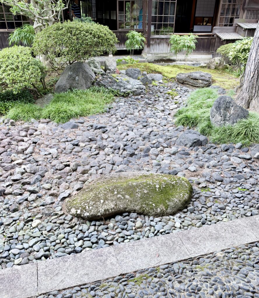 北方文化博物館の庭に置かれた「気を発する石」と周囲の石庭