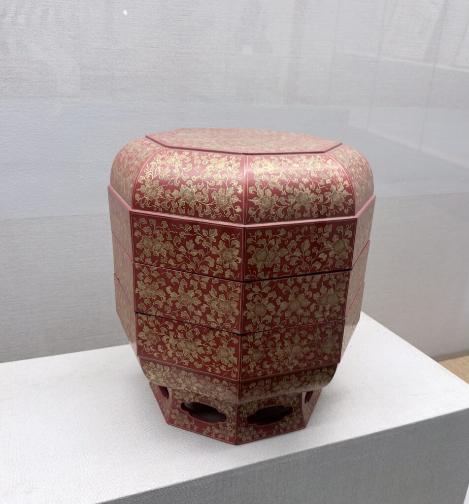 赤い漆地に金色の花唐草文を全面に施した多段重箱