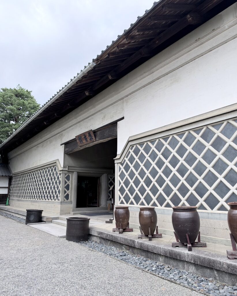 なまこ壁と甕が並ぶ北方文化博物館の集古館外観