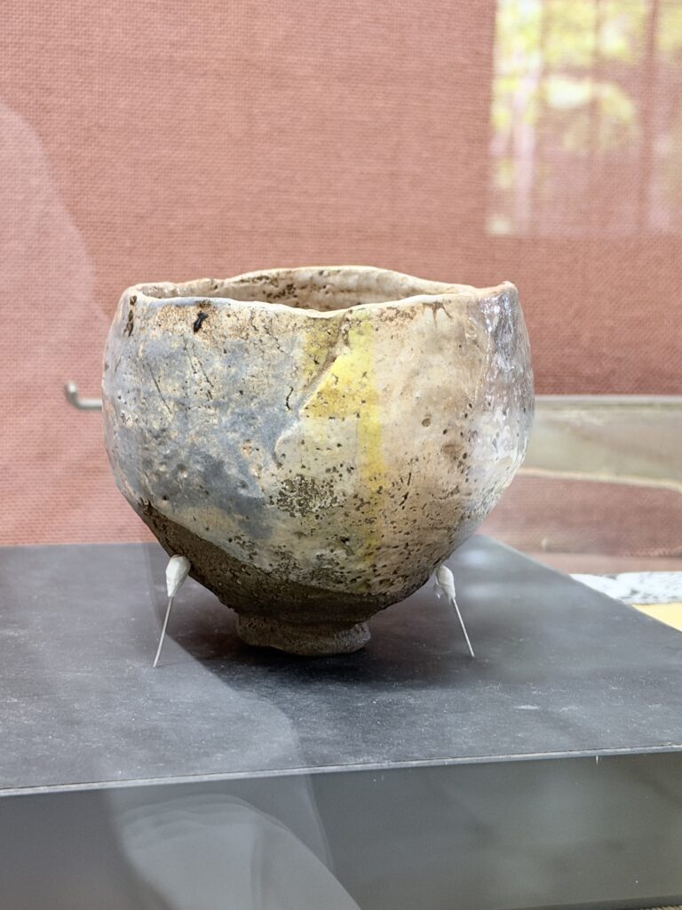灰色や黄色の景色が現れた吉村観阿の不整形な茶碗