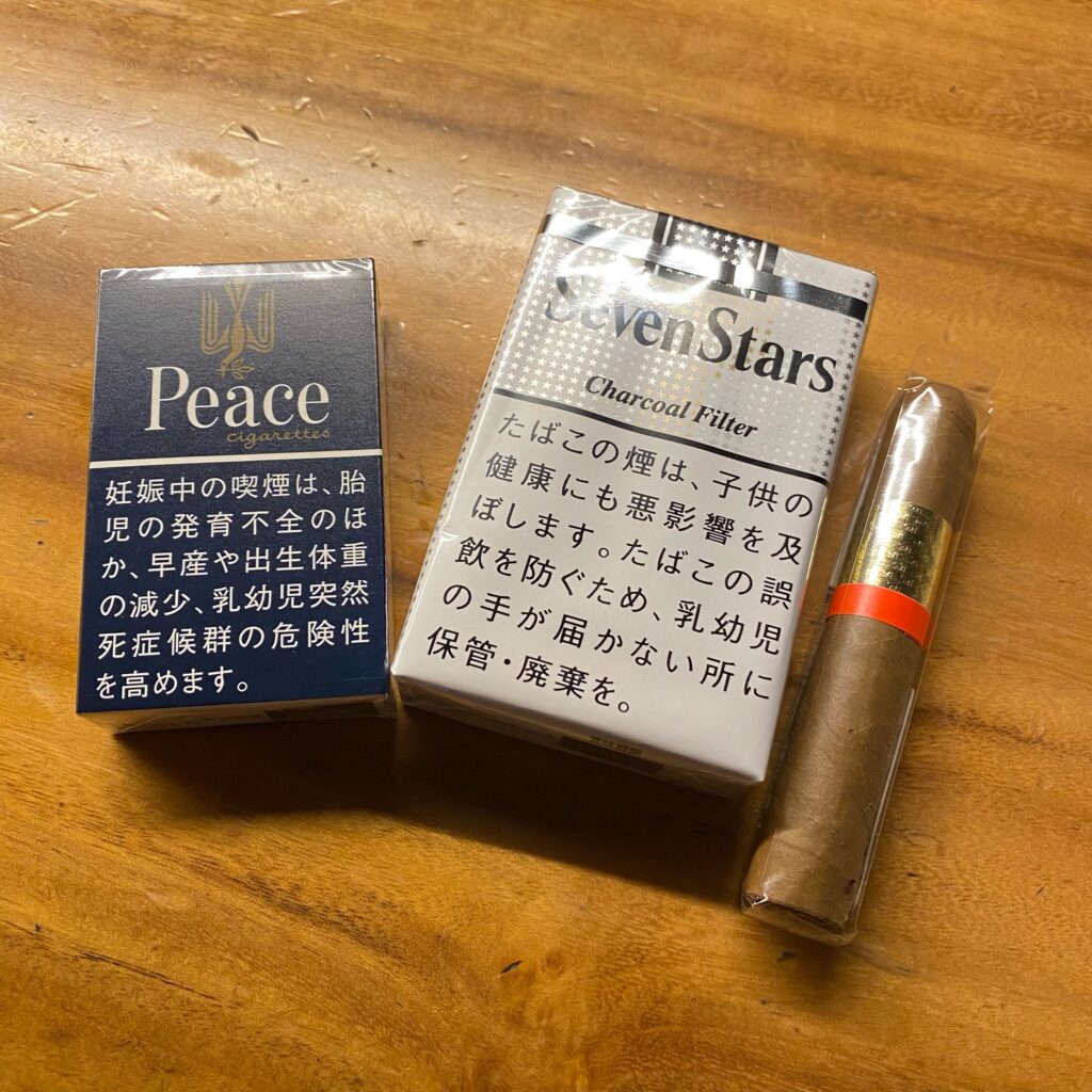 PeaceとSeven Starsのたばこパッケージ、葉巻を並べた写真