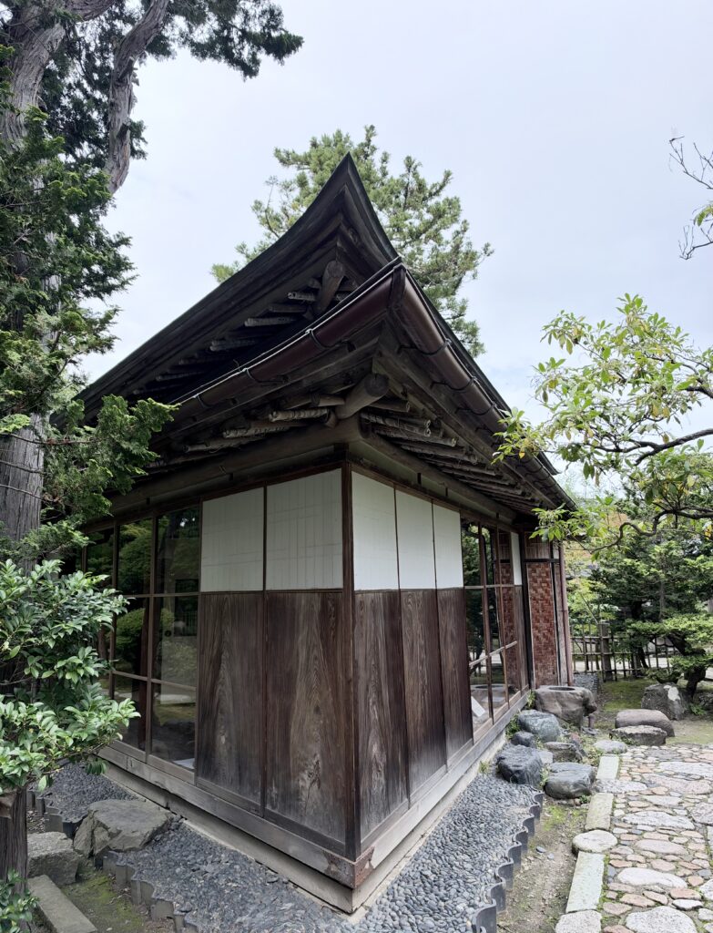 北方文化博物館の三楽亭、鋭角的な屋根と三角形の平面構成を想起させる外観