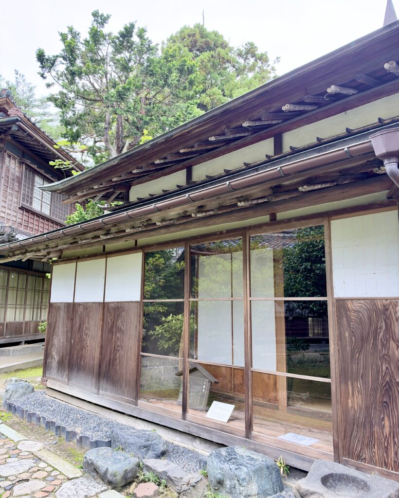 北方文化博物館の庭に建つ木造茶室・三楽亭の外観