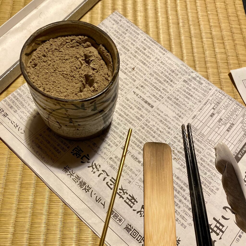 茶道の稽古で灰を整えるための道具と灰器