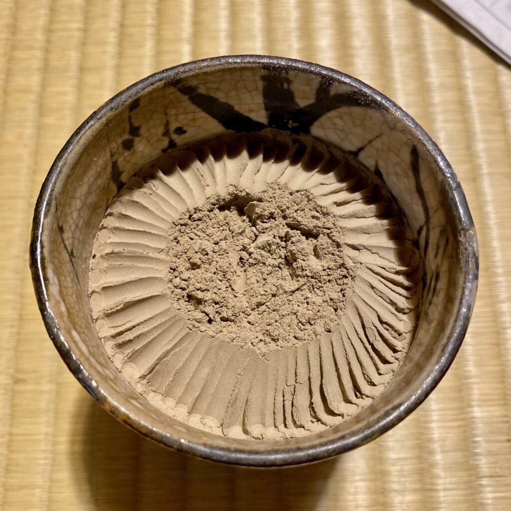 茶道の煙草盆に使う火入の灰を上から撮影した写真