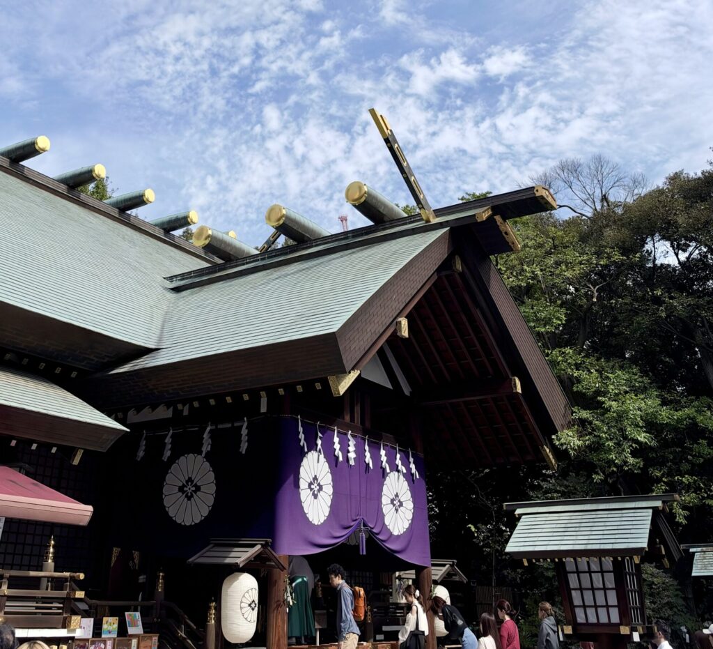秋空の下に建つ東京大神宮の社殿