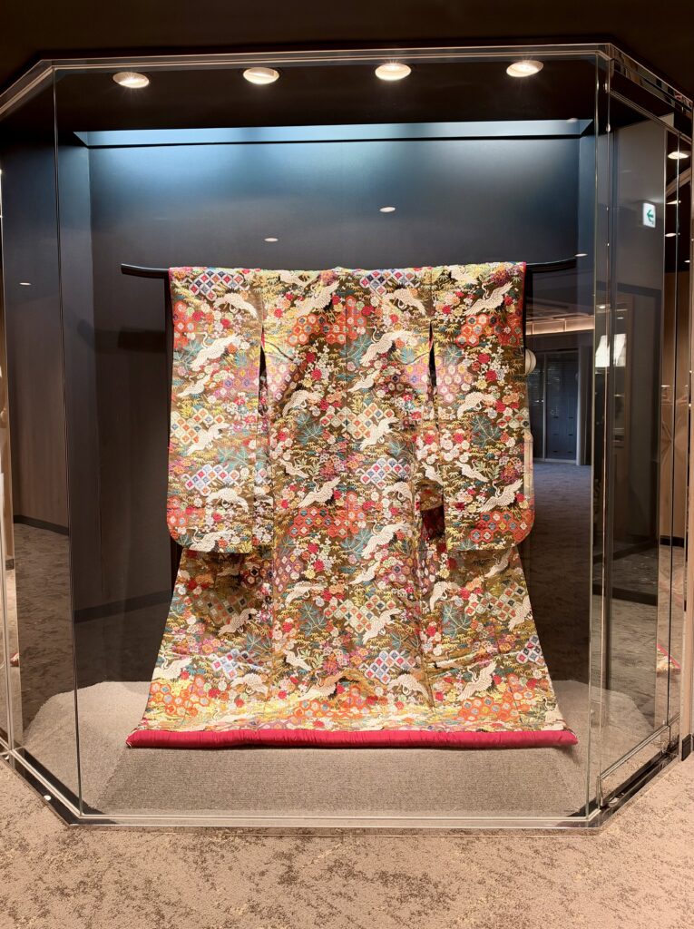 東京大神宮に展示された鶴や菊の刺繍が施された婚礼衣装