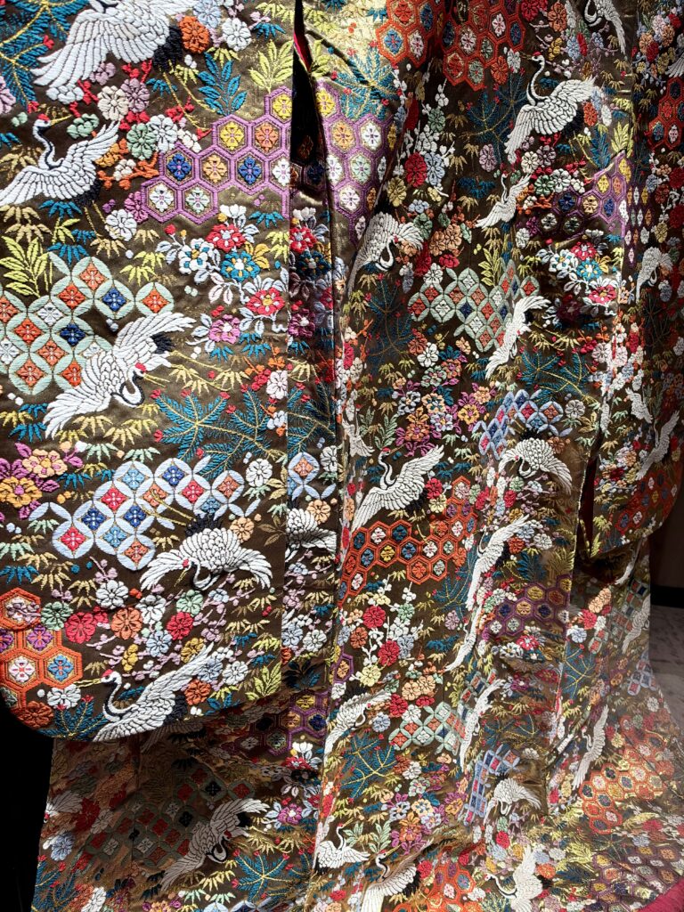 東京大神宮の婚礼衣装に施された鶴や菊、亀甲文様の刺繍